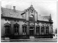 Laumannsgata 1 ble bygd i 1875 og revet i 1960. Bildet ble tatt i 1914. Foto: Ukjent.